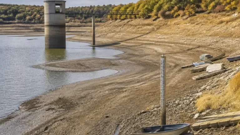 Vendée : réserves d’eau à 32,8 % — la ressource menace l’alimentation en eau potable d’ici le 10 décembre
