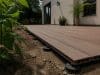 Poser une terrasse composite sur terre : guide complet 2026 Poser une terrasse composite sur terre : guide complet 2026
