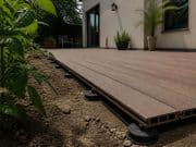Poser une terrasse composite sur terre : guide complet 2026 Poser une terrasse composite sur terre : guide complet 2026